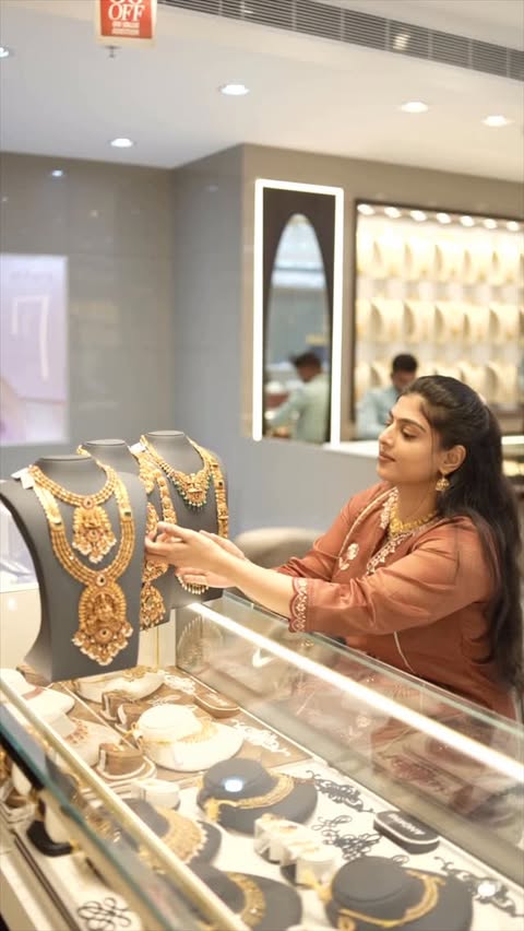Instagram post by @srishti_sambrani for Kalyan Jewellers. Caption reads: Visited Kalyan Jewellers and I’m obsessed ✨ The....