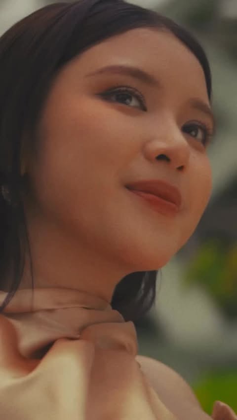 Instagram post by @tiaraandini for VisitSingapore. Caption reads: Seneng banget shooting “Cinta Seperti Aku” di....