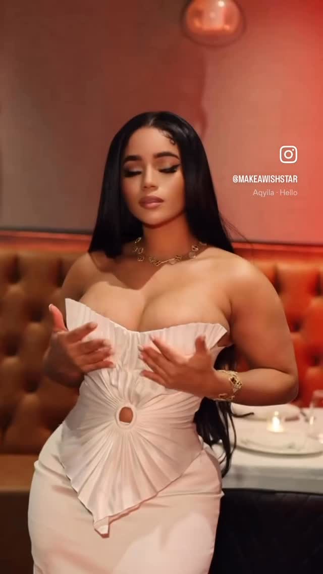 Instagram post by @fashion_models.ig for Forever21. Caption reads: Follow This Amazing Profile. 👇👇
Follow💗👉....