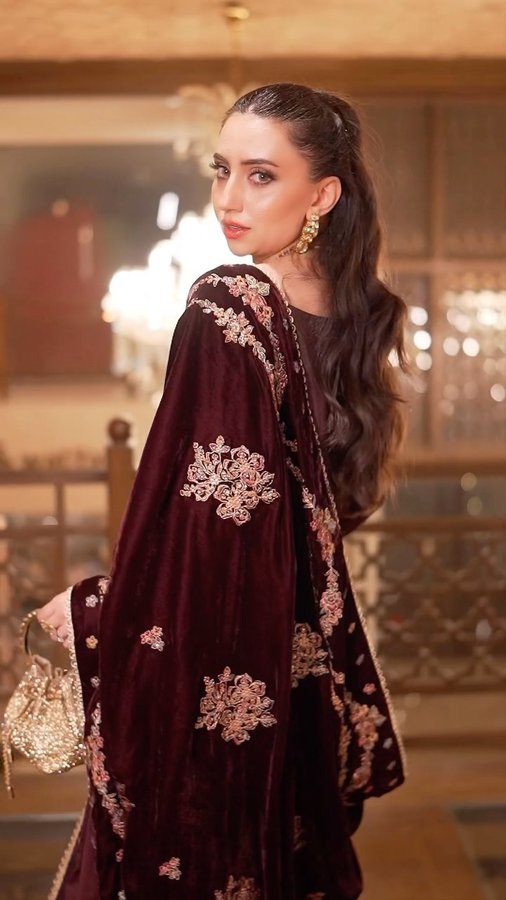 Instagram post by @dearwalletpk for Iznik Fashion. Caption reads: [...] break in this gorgeous piece by....