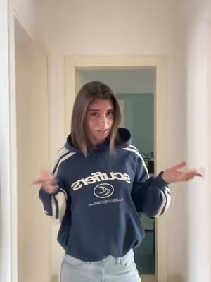 TikTok post by @laura.granataa for SCUFFERS. Caption reads: felpa @SCUFFERS!! #perte #fyp #viralvideos.