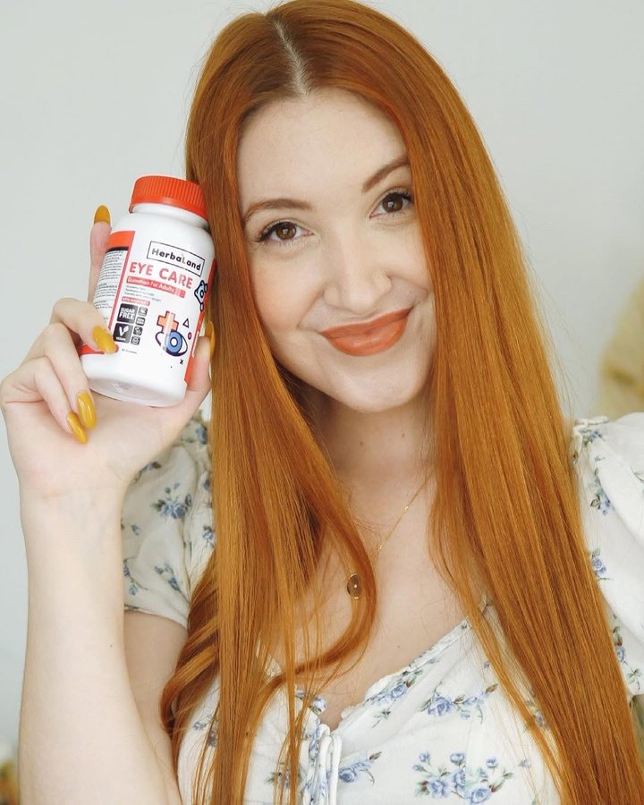 Instagram post by @elizabethturn for Herbaland. Caption reads: [...] eating candy = my kind of adulting 😂....