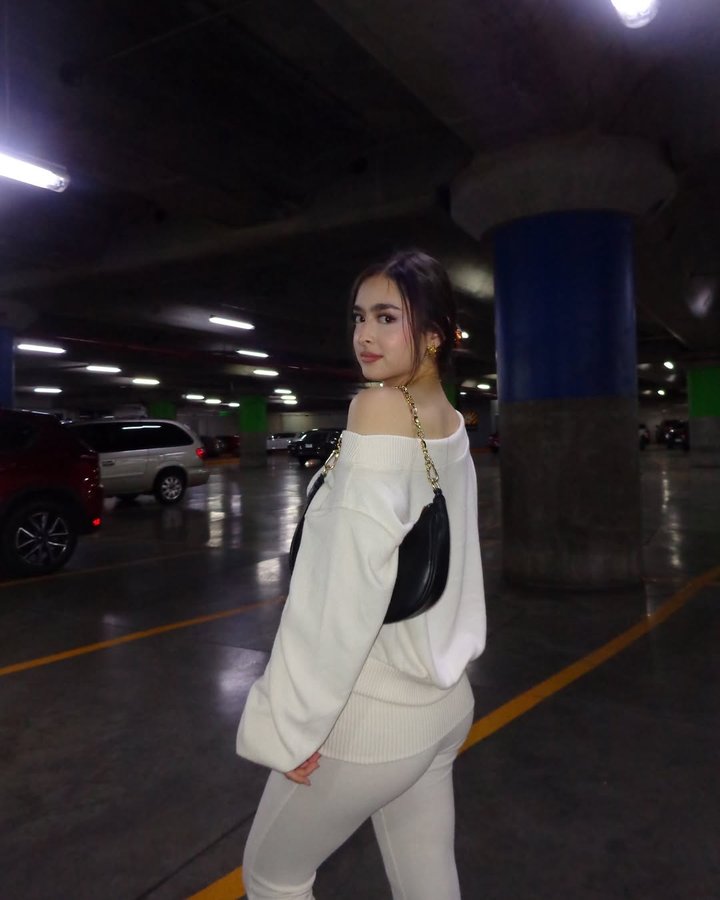 Instagram post by @jacqui.comm for Bershka. Caption reads: @bershka #bershkastyle #publicidad 🦢.