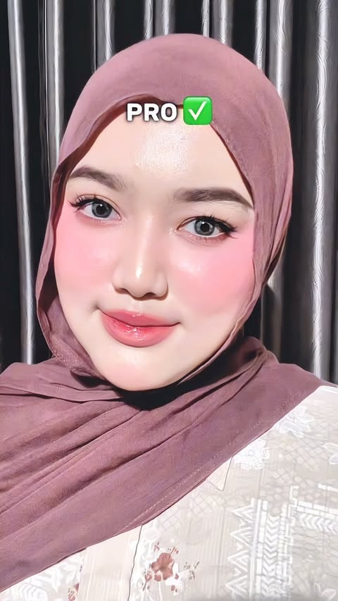 Instagram post by @dwiffahraherz for Barenbliss. Caption reads: [...] lagi dengan glow tint favoriteku! 🩷....