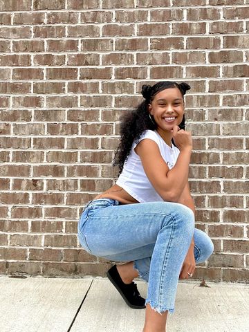 Instagram post by @_amberdenisee for What's Trending. Caption reads: Change the world by being yourself. 😉 

(🚨Link....