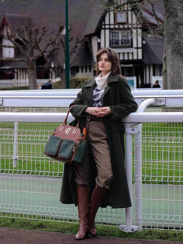 Instagram post by @minakshi.mahta for Holland Cooper. Caption reads: [...] 🎄 (Publicité / AD)

Outfit and bag....