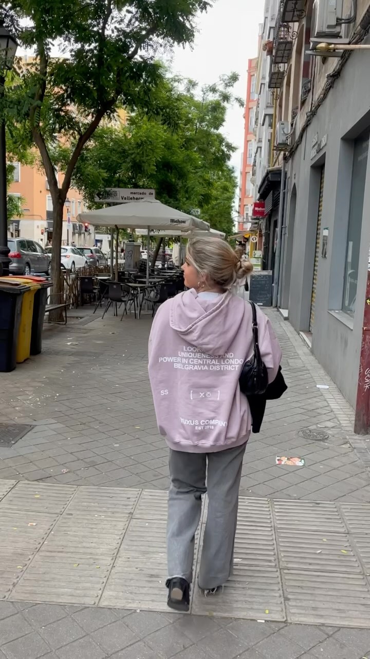 Instagram post by @carmengonro_ for YUXUS. Caption reads: Different ways wearing @yuxus ✨💕.