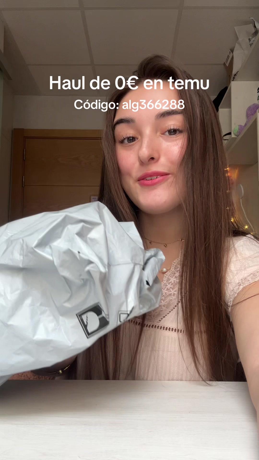 TikTok post by @belengenovevas for hetalsartkhan. Caption reads: #ad temu haul por 0€!!!! Con el código: alg366288....