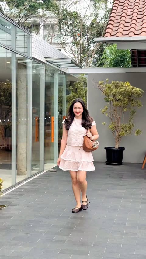 Instagram post by @nissasekarp for Lactacyd. Caption reads: [...] & comfy seharian tuh bikin mood juga 💗....