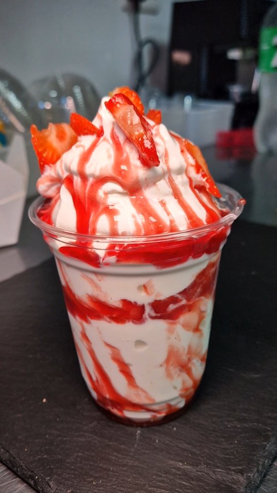 Instagram post by @eat_with_radz for Visitengland. Caption reads: @honeydukes.uk
《AD/Invite》

A newly opened dessert....