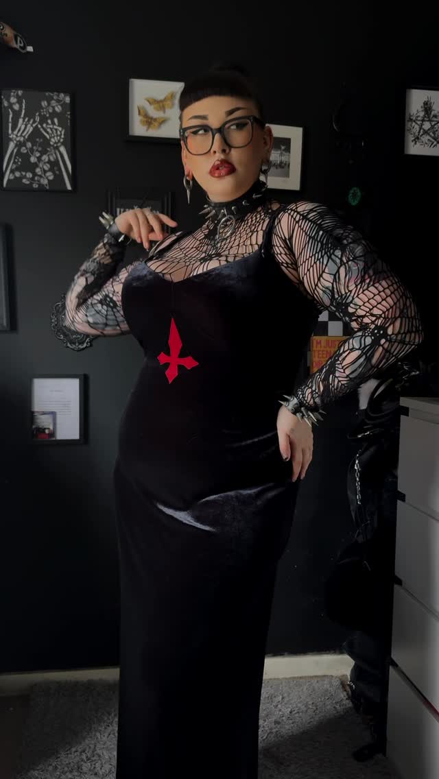 Instagram post by an influencer for KILLSTAR. Caption reads: [...] filth 🖤 Dress, top, bag: @killstar *....