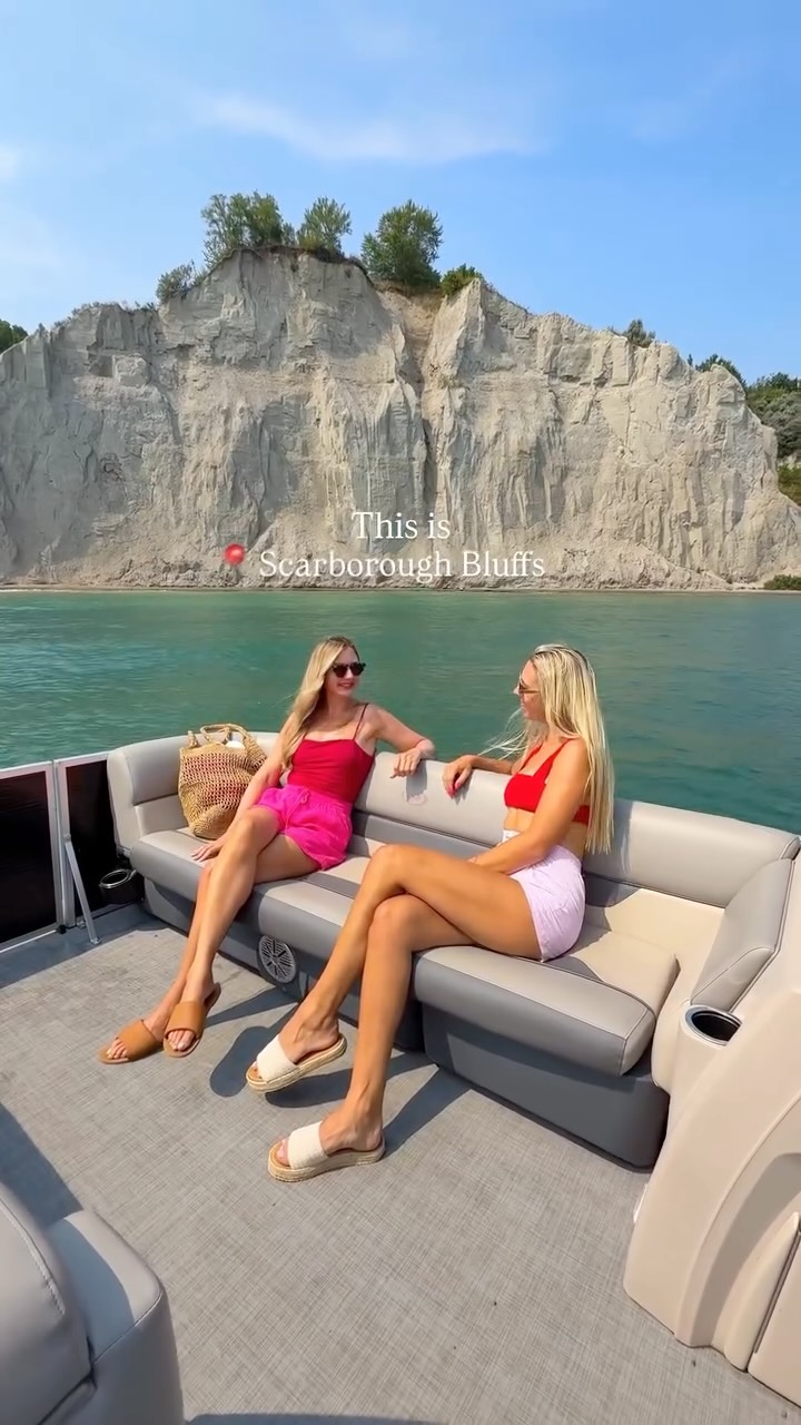 Instagram post by @wellnesstravelled for Discover Boating. Caption reads: [...] company to rent or charter a boat.....