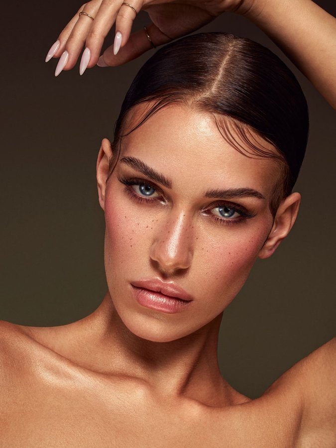 Instagram post by @lara_gilles for Profoto. Caption reads: [...] |
📸Shot with @canondeutschland @profoto....