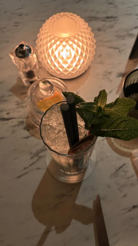 Instagram post by @ronnieandmama for Dossier. Caption reads: [...] pregnant (now 23 +3)🤰🏼🤍

Always using my....