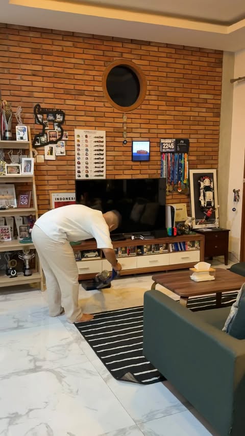 Instagram post by @hassanalaydrus for Dyson. Caption reads: [...] nggak habis buat beberes.
Sejak kenal Dyson....