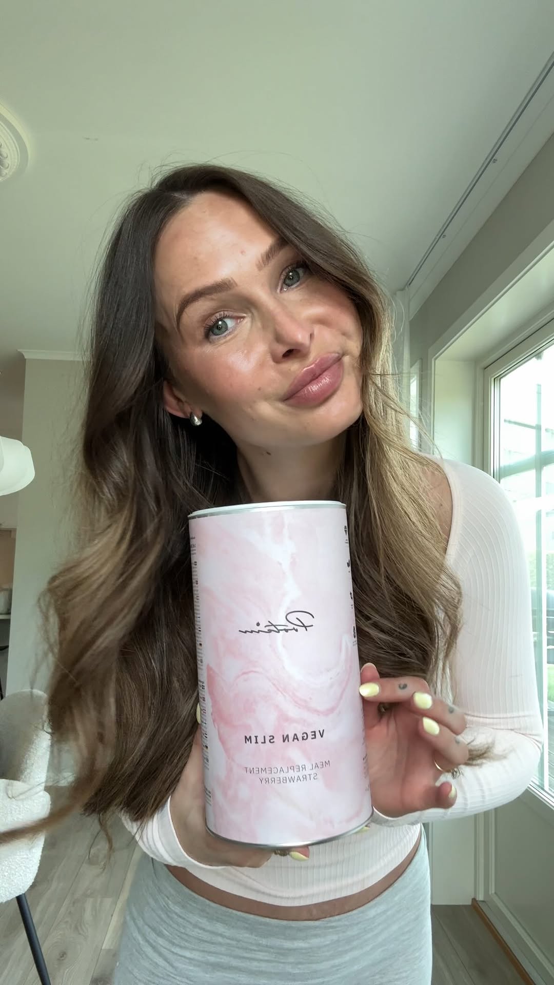 Instagram post by @johannellouise for Protein.com. Caption reads: Annonse @protein.no 🍓✨🥤 Hvis du ikke har testet....
