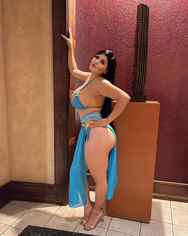 Instagram post by @vianeyfrias for AMICLUBWEAR. Caption reads: [...] off discount. - - - - - - - - - - - -....