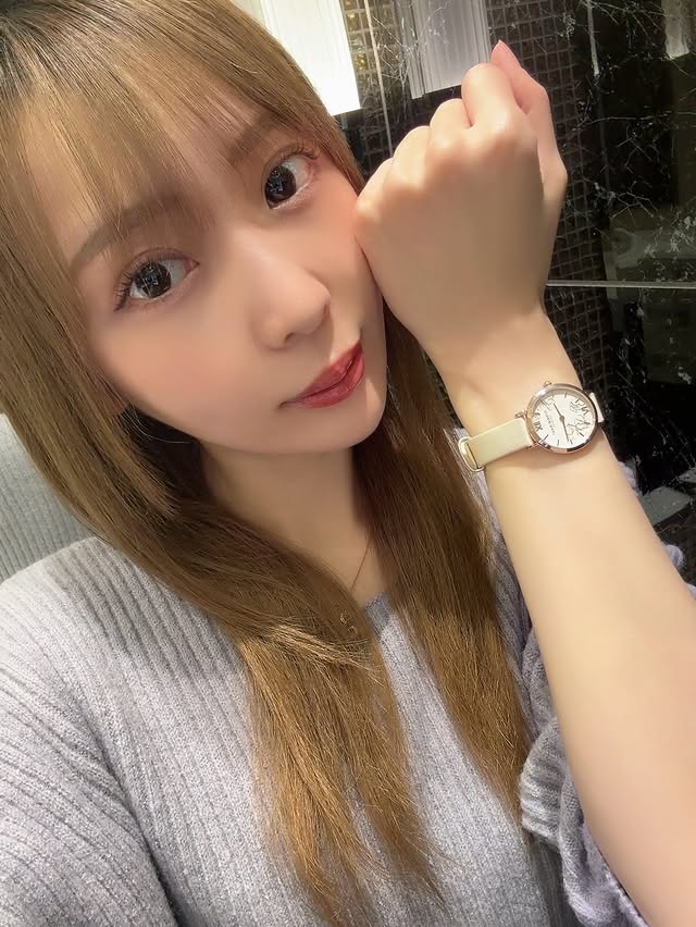 Instagram post by @nanimonodemonaihito52 for Olivia Burton. Caption reads: OLIVA BURTON(オリビアバートン) @oliviaburtonjapan....