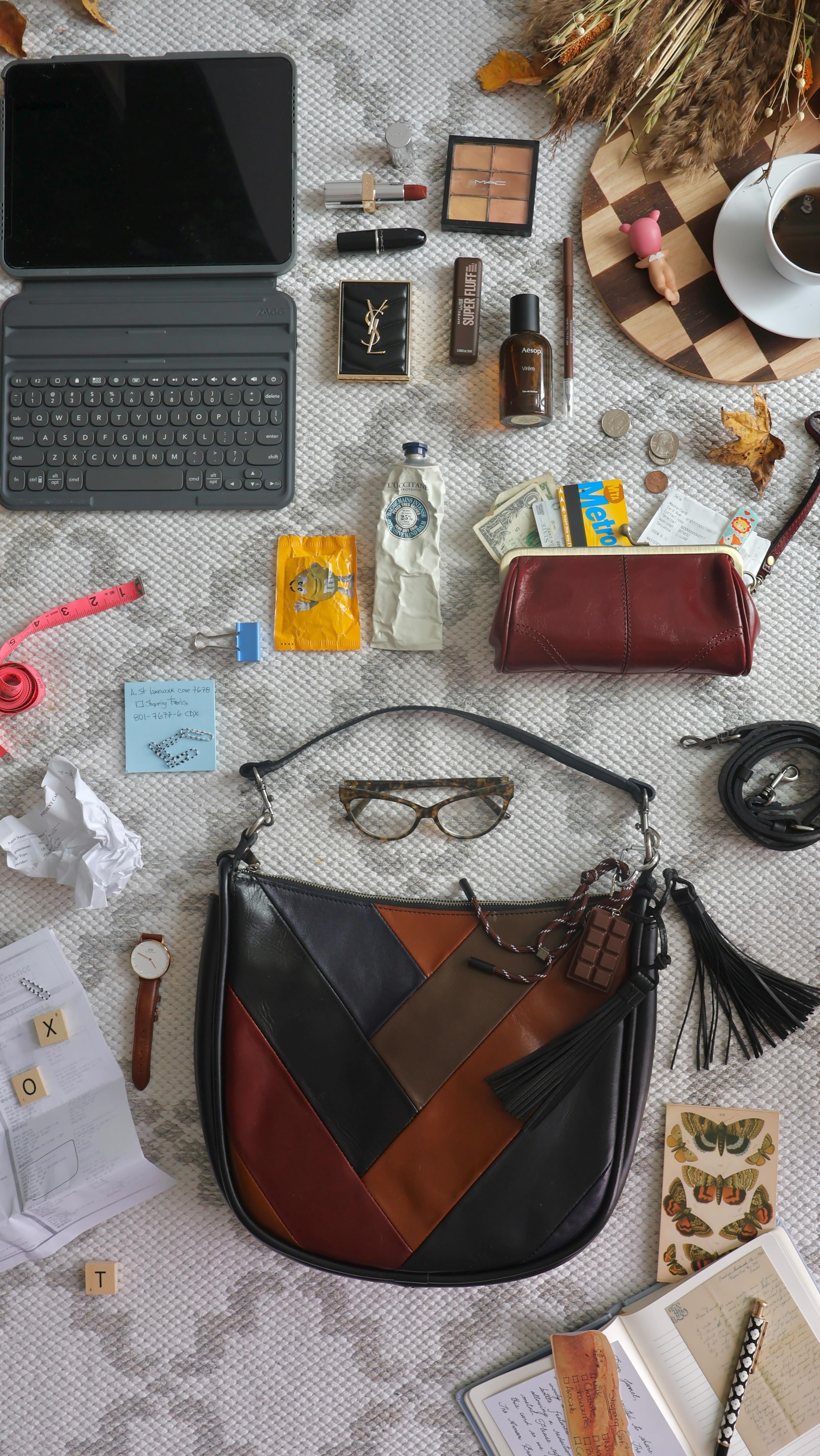 Instagram post by @jannelcastillo for Patricia Nash Designs. Caption reads: [...] enough 😅👜✨📚 This beauty from....