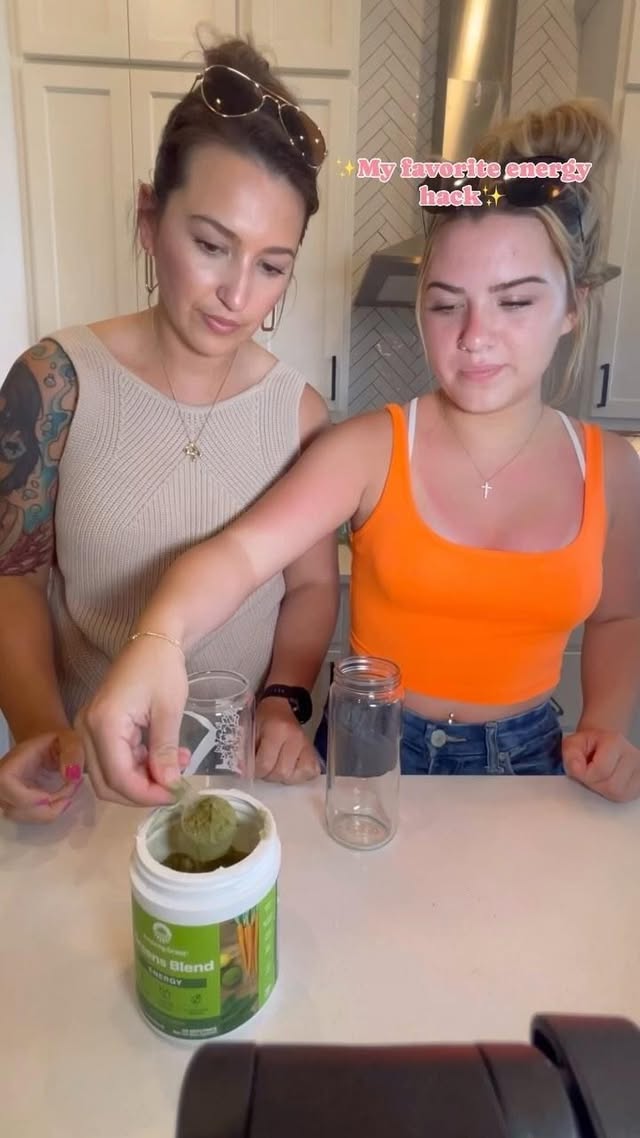 Instagram post by @kelsey_steele222 for Amazing Grass. Caption reads: [...] Storefront at the link in bio: @amazinggrass....
