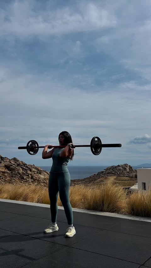 Instagram post by @alaa.active for On. Caption reads: Outdoor training >>> #onambassador #dreamon....