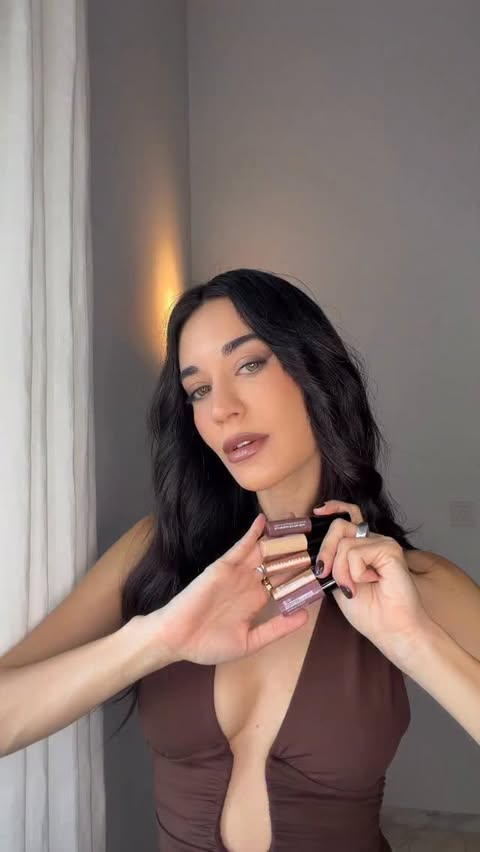 Instagram post by @pennystylepoesy for Bobbi Brown Cosmetics. Caption reads: Brilliance in every swipe✨Trying out the new viral....