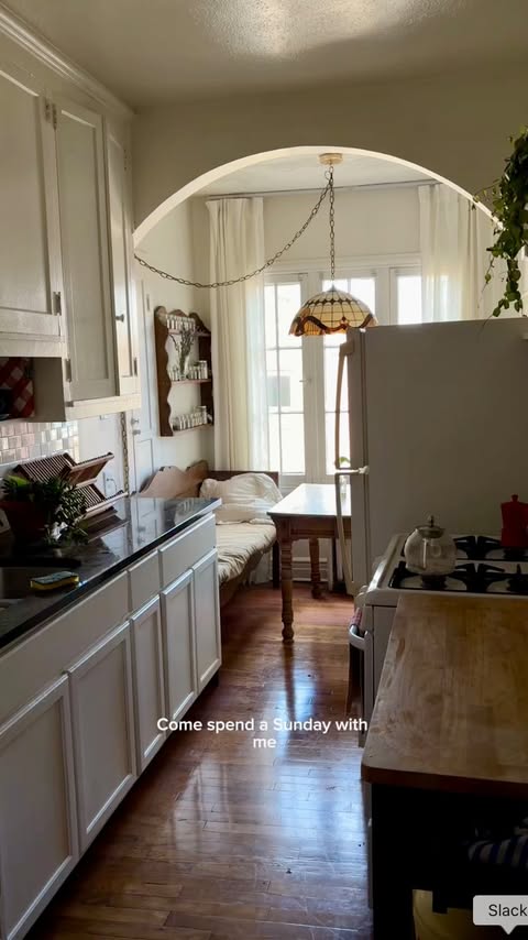 Instagram post by @kaitlinathome for Miracle-Gro. Caption reads: @kaitlinathome’s restful, cozy, plant-filled....