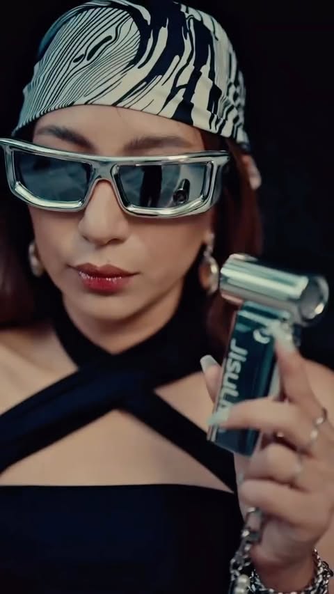 Instagram post by @keikofoxx for Jisulife. Caption reads: The @jisulife.ph handheld fan life9 chrome just....