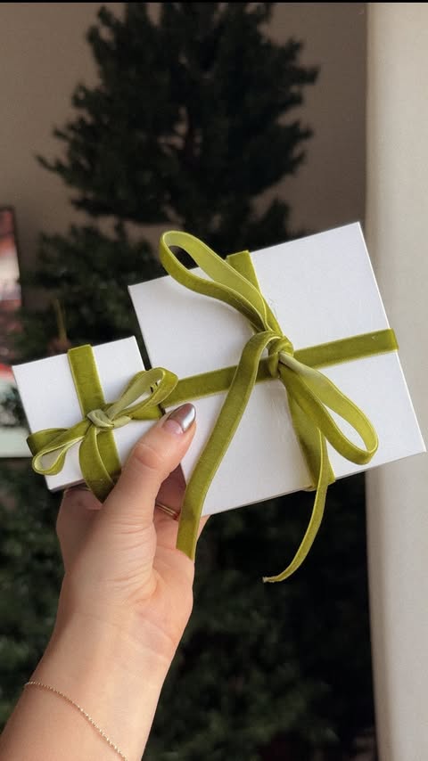 Instagram post by @valboileau_x for Jewlr. Caption reads: [...] out the holiday season with gifts from....