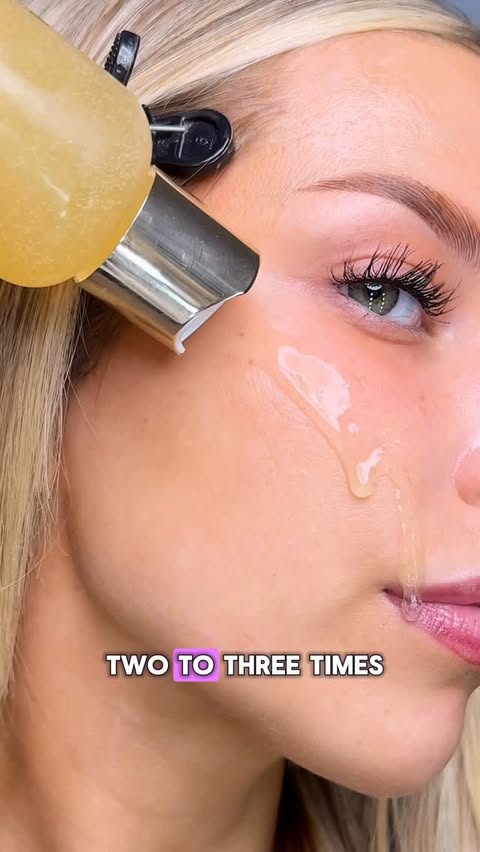 Instagram post by @lolo.lehnen for dalbaglobal. Caption reads: Look at this GLOW 🤩 

Hydrated, smooth skin makes....