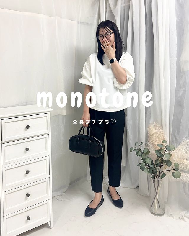 Instagram post by @anseri_twins for PARTE. Caption reads: モノトーーーーン♡
　
　
ほぼ白黒の服ばかりのラック。

tops：COCA
pants：ハニーズ....