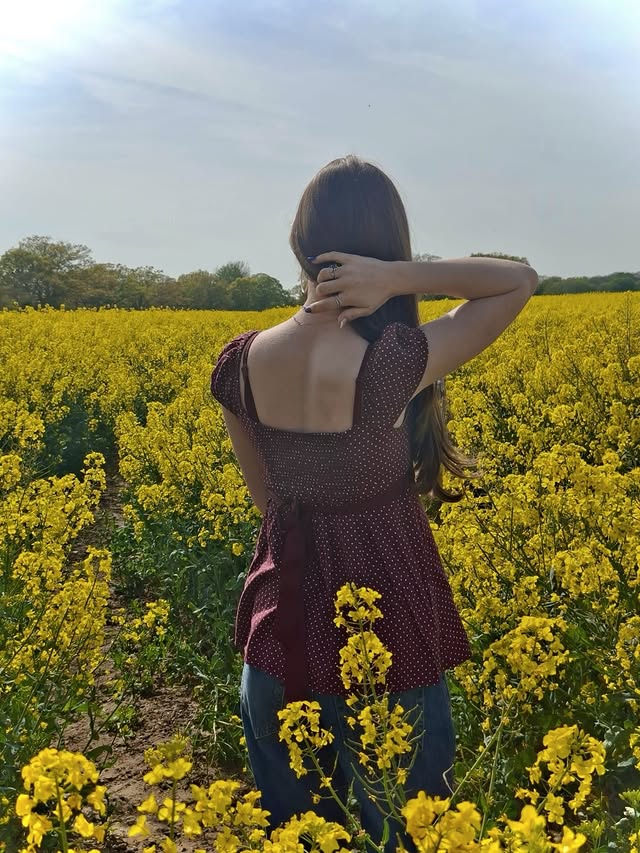 Instagram post by @lilyofthevalley081 for hollister. Caption reads: [...] field?? Especially when wearing full....