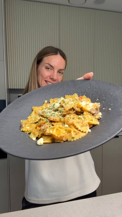 Instagram post by @missgabyte for Žemaitijos pienas. Caption reads: Kreminis makaronų ir krevečių duetas 🦐 Dviems....