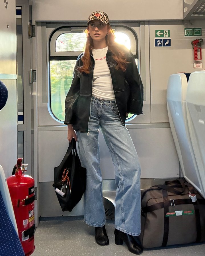 Instagram post by @nataliaskyx for BIMBA Y LOLA. Caption reads: 🚈 vibe
dressed by @bimbaylola #prezent.