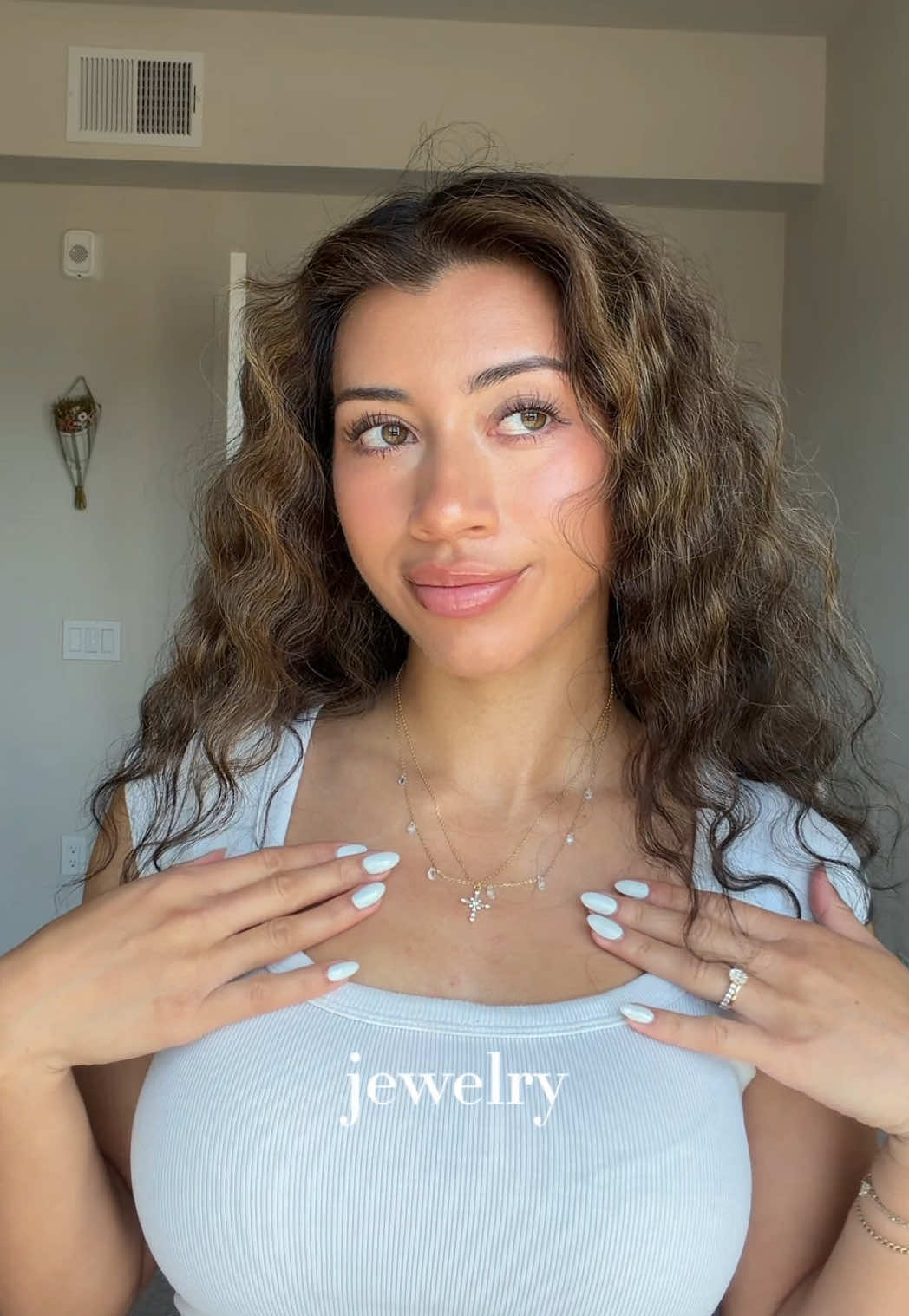 TikTok post by @dailywithveronica for Caitlyn Minimalist. Caption reads: [...] 😭 thankfully these clasps from @Caitlyn....