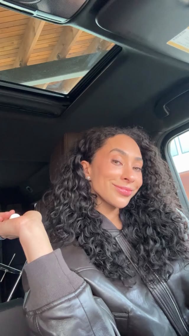 Instagram post by @pilatesbodyraven for bareMinerals. Caption reads: #bareMineralspartner This is for the hot girls who....