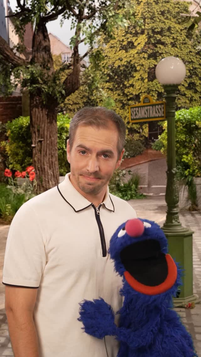 Instagram post by @philipplahm for Sesame Street. Caption reads: ENDLICH verstanden. Danke Grobi! #sesamstrasse....