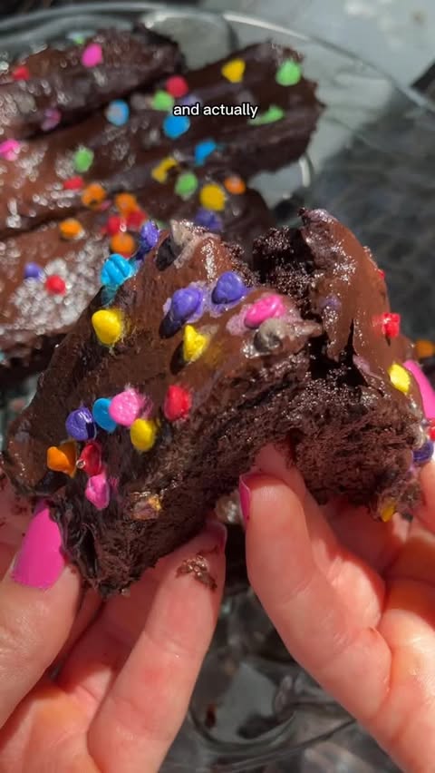 Instagram post by @fitfoodieliving for 1UP Nutrition. Caption reads: my Cosmic brownies are outta this world 💫🌈 [~90....