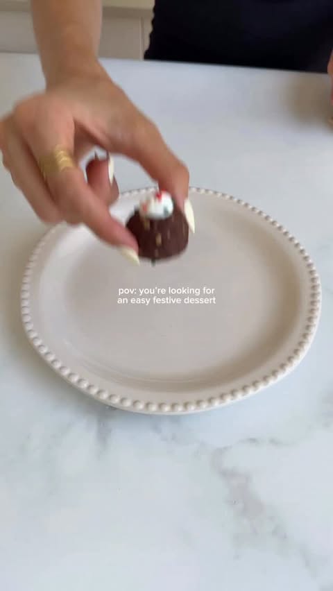 Instagram post by @nourishwithnoa for YoPRO. Caption reads: [...] sugar-free dark chocolate
80g @yoproau....