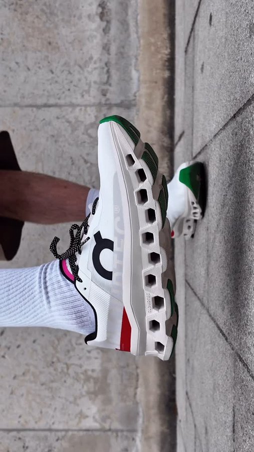 Instagram post by @karb_____ for Courir. Caption reads: Sneakers @on my feet 👣 @courir 

Rate this fit....