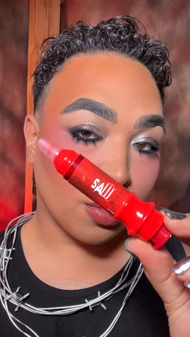 Instagram post by @anthuhny for Glamlite. Caption reads: I want to play🩸creating a look with this....