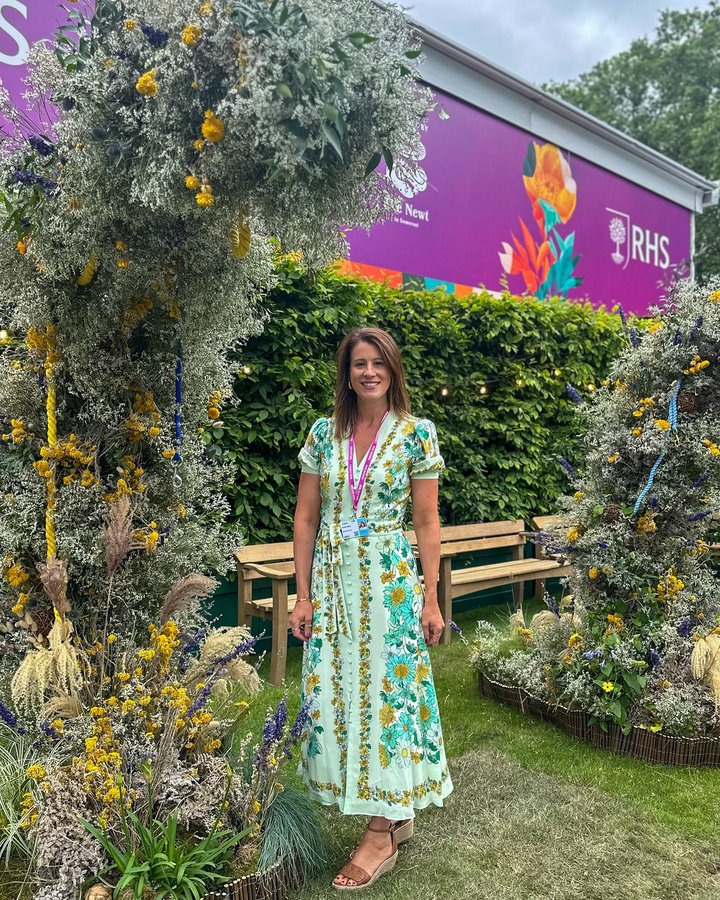 Instagram post by @sarahinsurrey for Elizabeth Scarlett. Caption reads: Chelsea Flower Show 2025 💕🌸💐🌹

A day of....