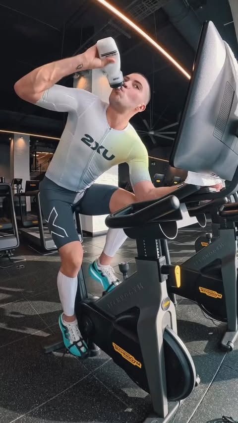 Instagram post by @justindeelz for 2XU. Caption reads: [...] miles into the Light Speed React kit from....