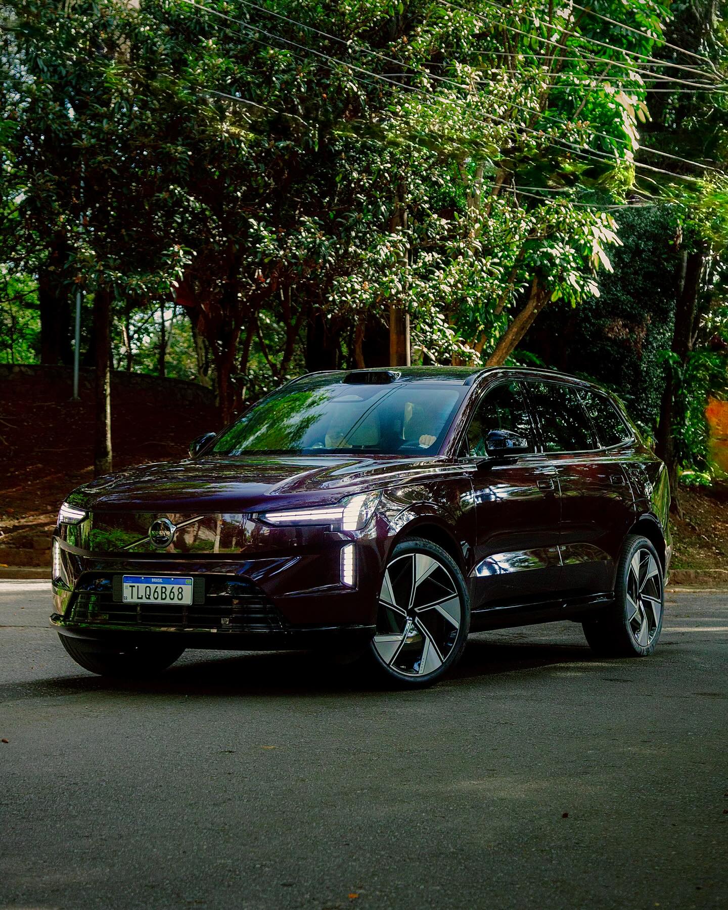 Instagram post by @guto.cavanha for Volvo Cars. Caption reads: Meu primeiro contato com o Volvo EX90 e já fiquei....