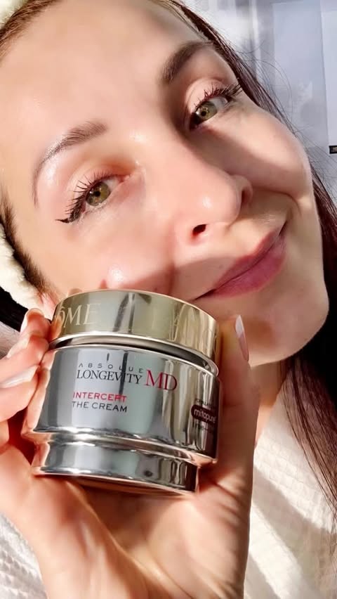 Instagram post by @cat_____lady for Lancôme. Caption reads: [...] ✿❯────𝕃𝕒𝕟𝕔𝕠̂𝕞𝕖─────❮✿ The Lancôme....