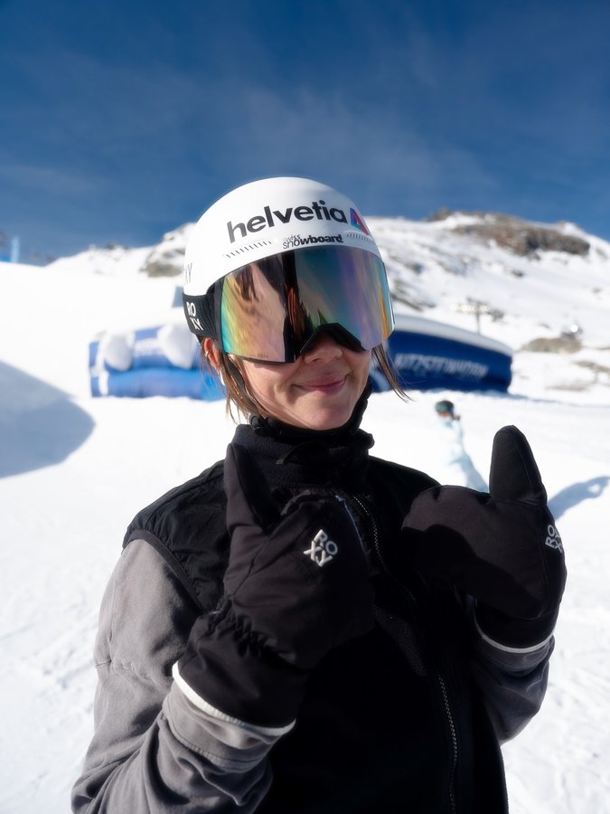 Instagram post by @isa.loetscher for ROXY. Caption reads: [...] #ootd #styleinspo #fyp #trending #roxy....