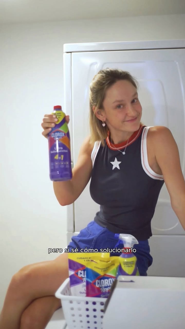 Instagram post by @gringaperochilena for Clorox. Caption reads: No tengo idea cómo se me ensucia tanto la ropa… 🙄....