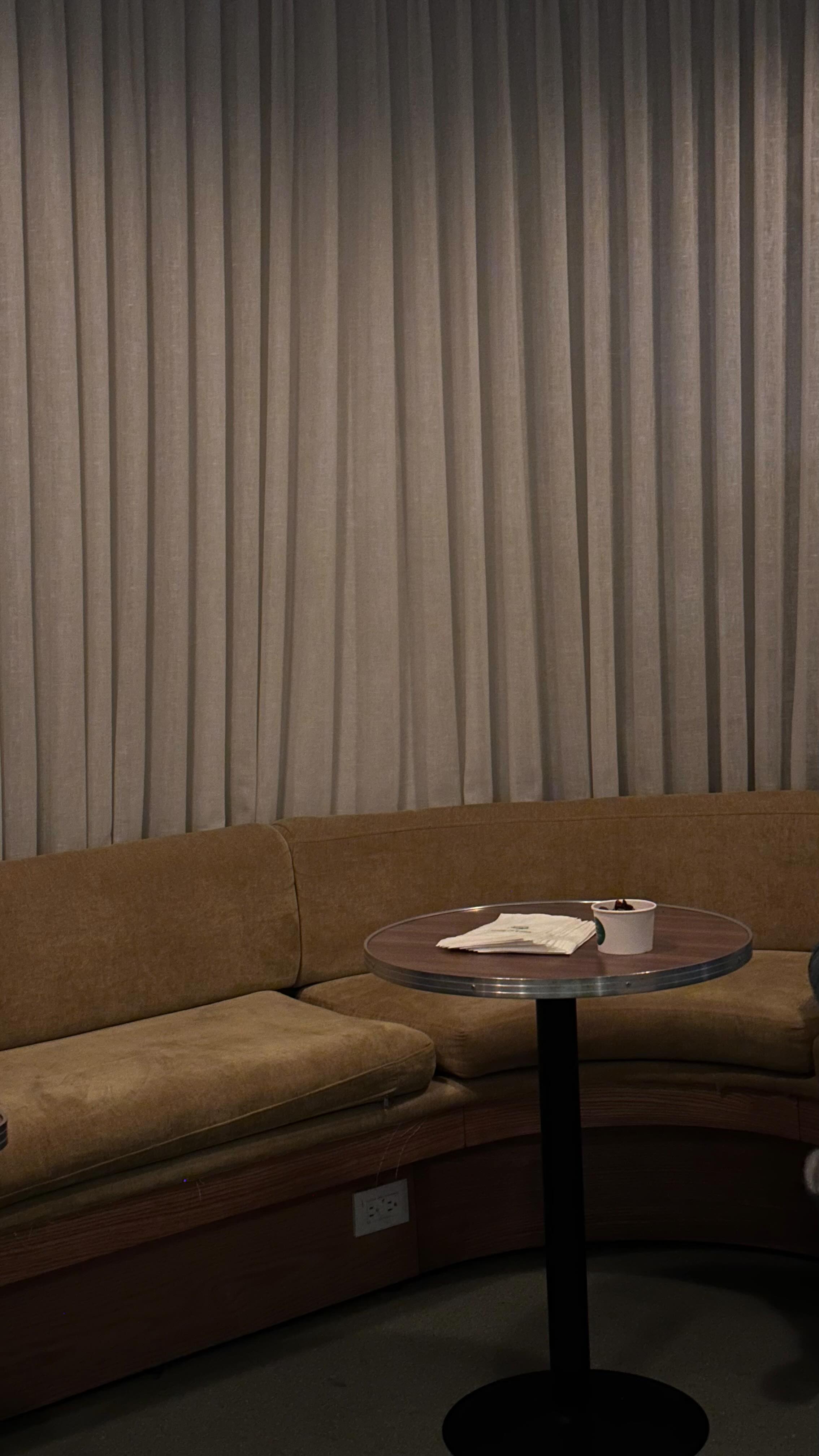 Instagram post by @lynnvizcarra for New Balance. Caption reads: Unos @newbalance 6 looks 🤍.