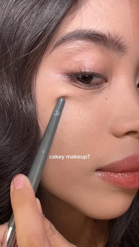 Instagram post by @_aliashane for Glad2Glow Philippines. Caption reads: Cakey makeup? I bet you need to G2G Serum Spray to....