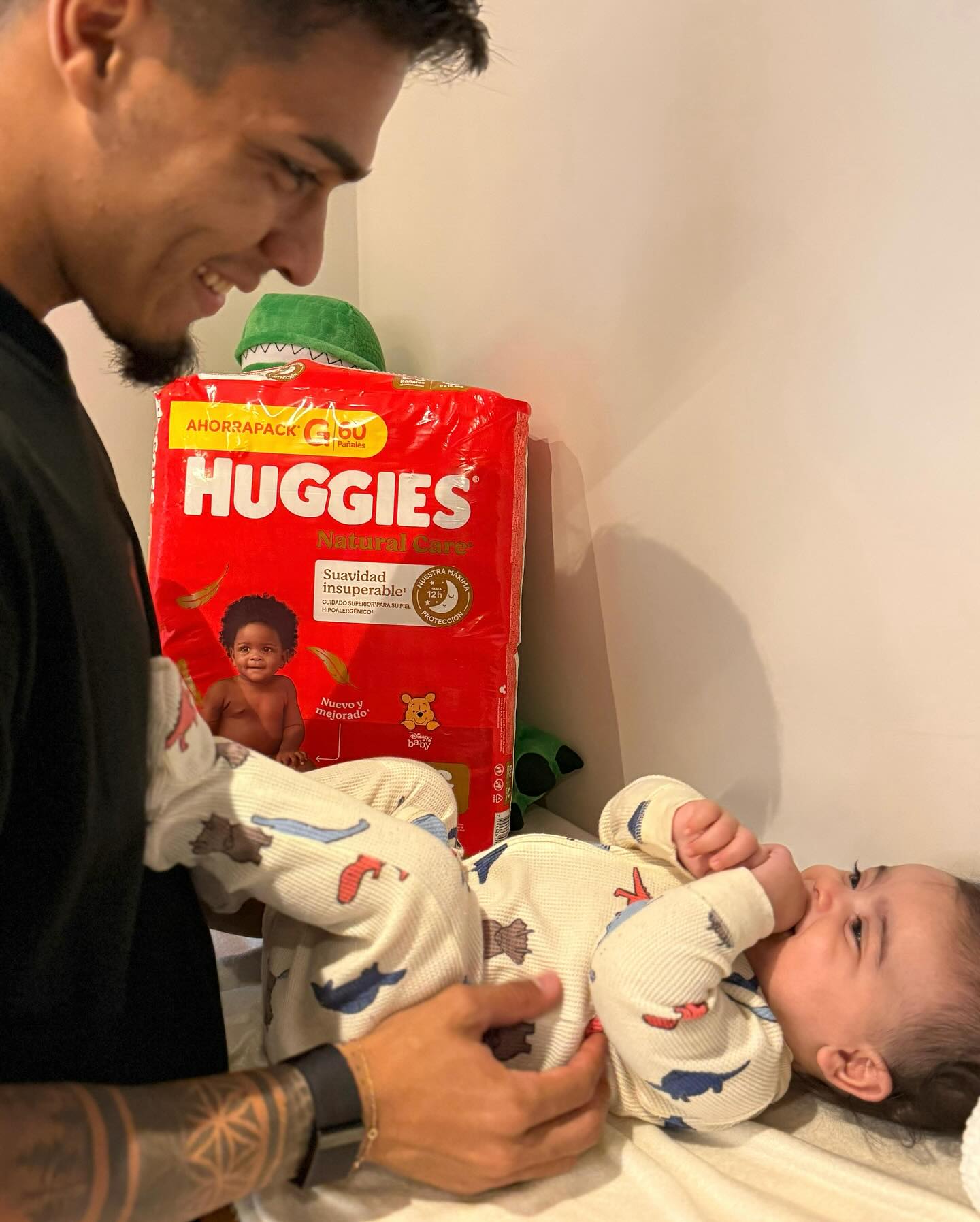 Instagram post by @matiiarezoo for Huggies. Caption reads: Ser papá es estar en los detalles.

En esos....